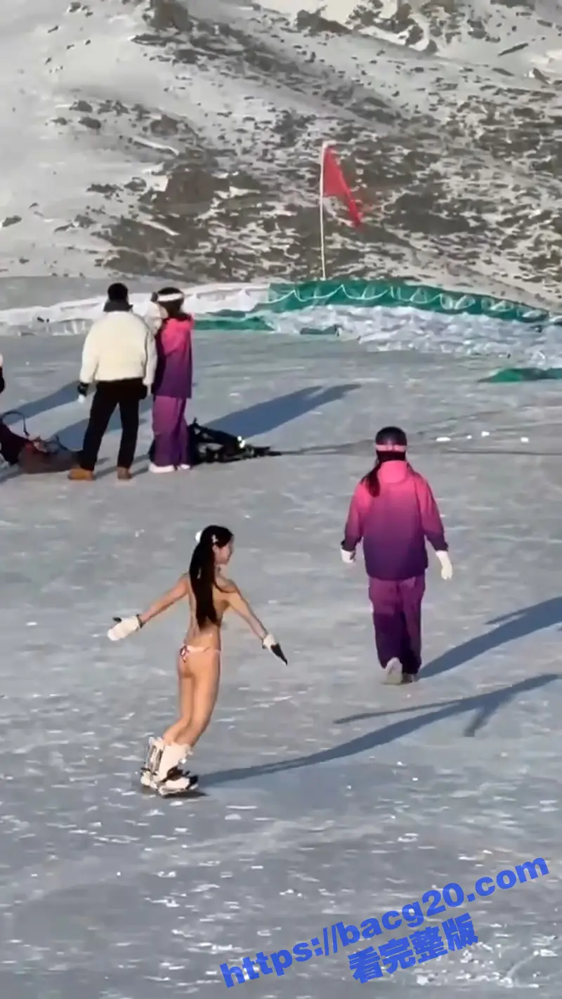 暗黑界新赛道 滑雪场福利姬 双马尾萝莉打破道德底线 在热闹非凡的滑雪场全裸露出 真怕把逼冻坏了啊! 图5