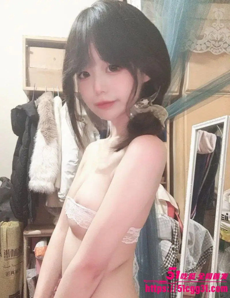 极品高颜值反差婊 高雅雯 付费私拍曝光 雪白大奶被揉捏变形 含住香蕉深喉模拟口交 反差婊本色尽显! 图6