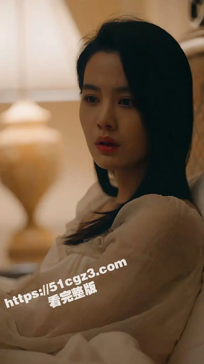 短剧《婚情深深深几许》女人被丈夫献给大佬 意外怀孕后又被赶出家门 晕倒醒来后发现身处大别墅 图2