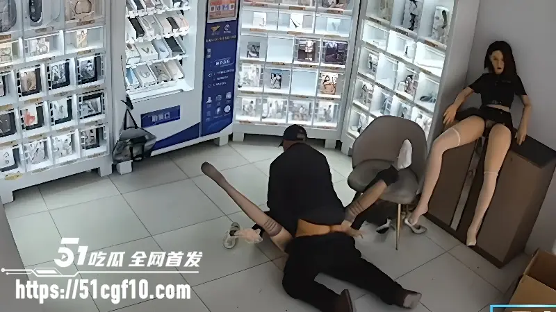无人情趣店监控偷拍 大爷买充气娃娃现场验货 十几秒就射 体验不好能退货吗? 图5