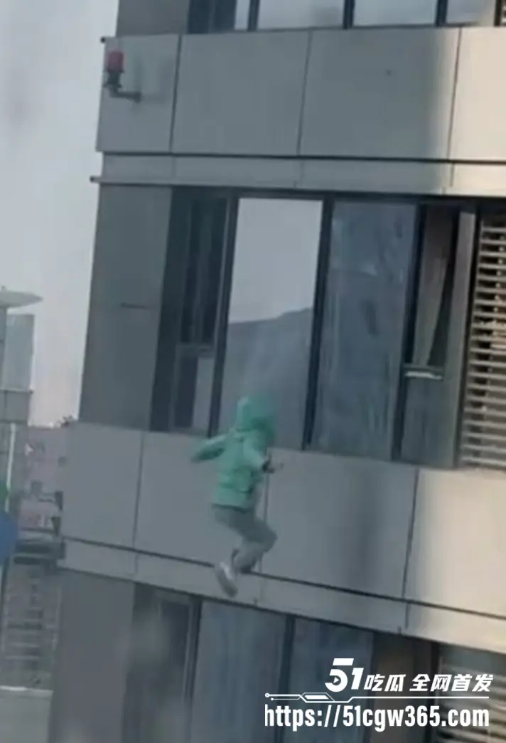 石家庄万象城 绿衣少女跳楼坠亡 美女窗台悬峙四小时 反复求见班主任未果纵身一跃 现场视频戳痛人心！ 图8