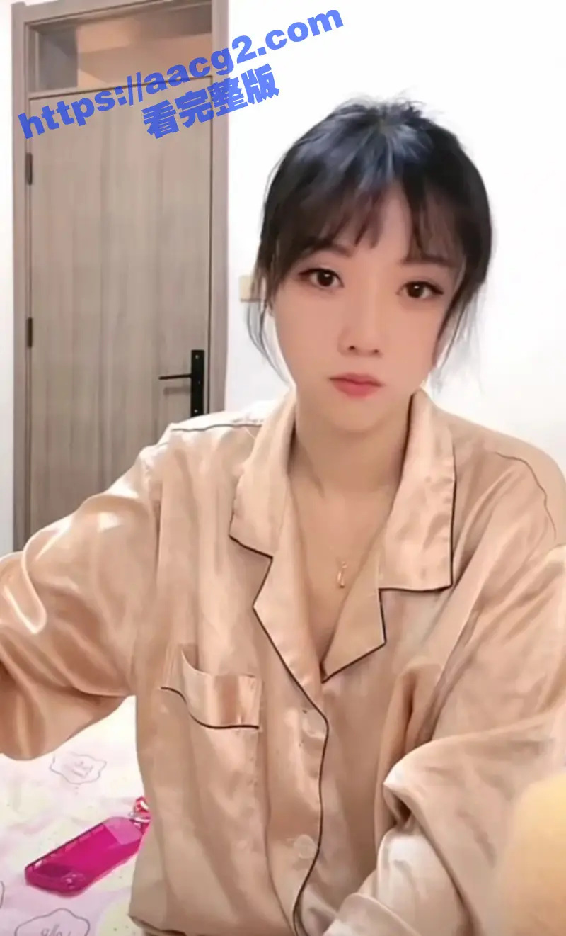抖音心机女主播乍现春光合集 粉嫩乳头清晰可见 如此慷概的女菩萨 不火天理难容 图8