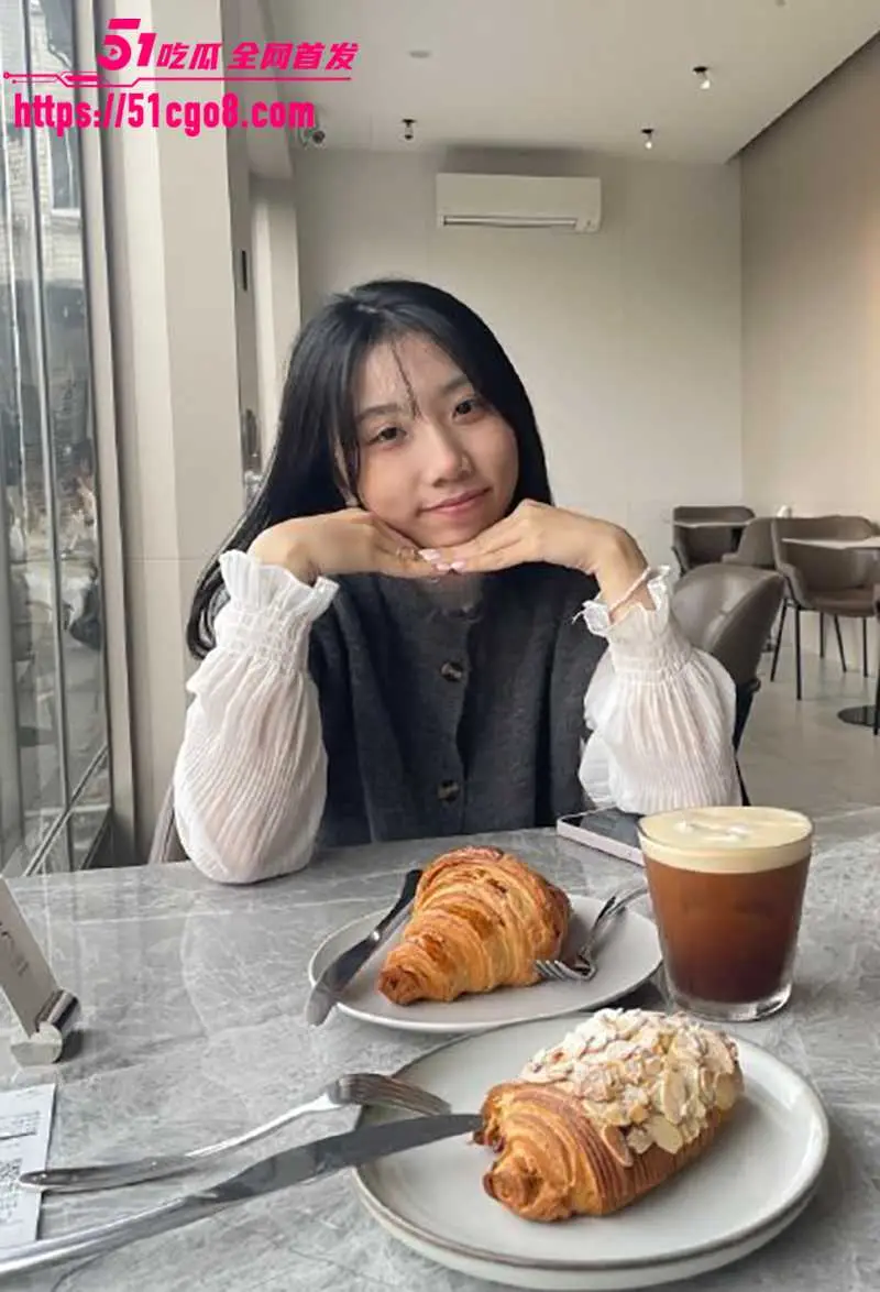 东吴大学校花 慧敏 露脸约炮 口活娴熟舔贱无比 怼拍性器交合 毛穴水润诱人 图1