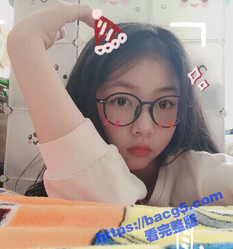 反差眼镜女大学生 被金主调教成骚母狗 各种场合忘我口交 表情销魂口技一流 图1