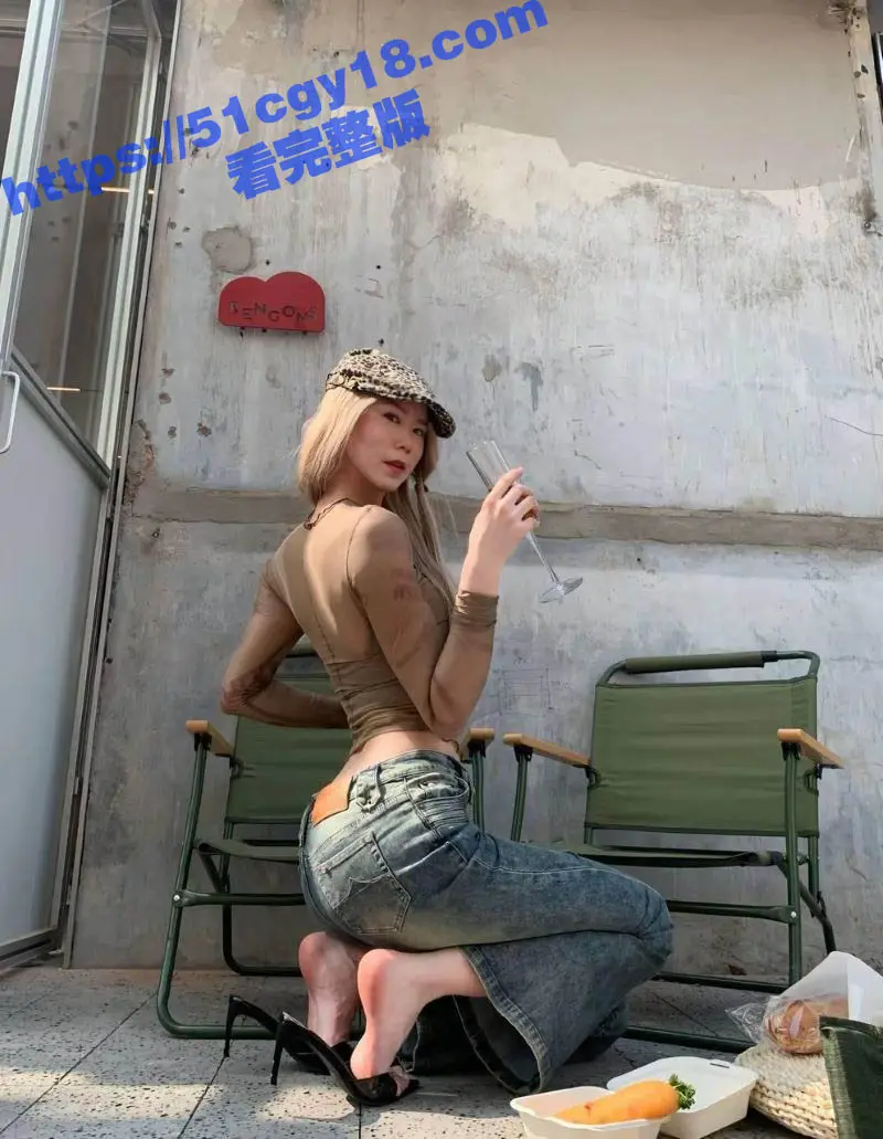 高校女校长勾引学生 私拍小视频被家长群曝光 被学生当母狗狠狠乱操 反差感直接拉满！ 图2