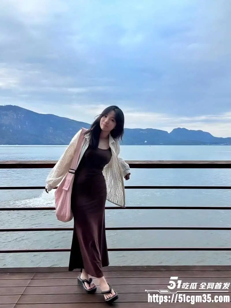 抖音反差拜金女 艺芋圆 不当女神当母狗 玩露出双飞性瘾极强 给钱就让操的饥渴精盆! 图5