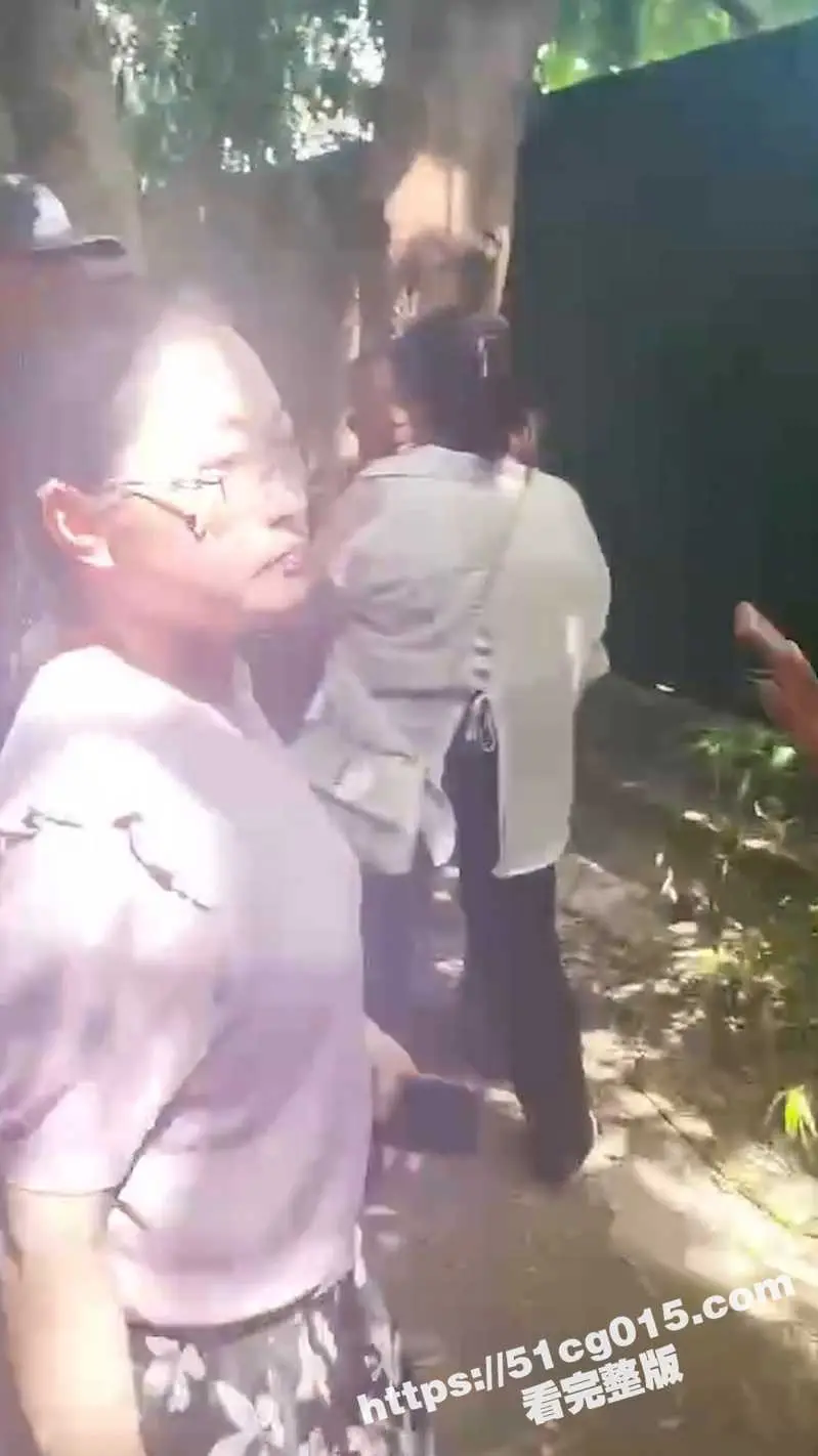 老年娱乐场所 小树林爱情故事 看大爷大妈吓的都不好意思了! 图3