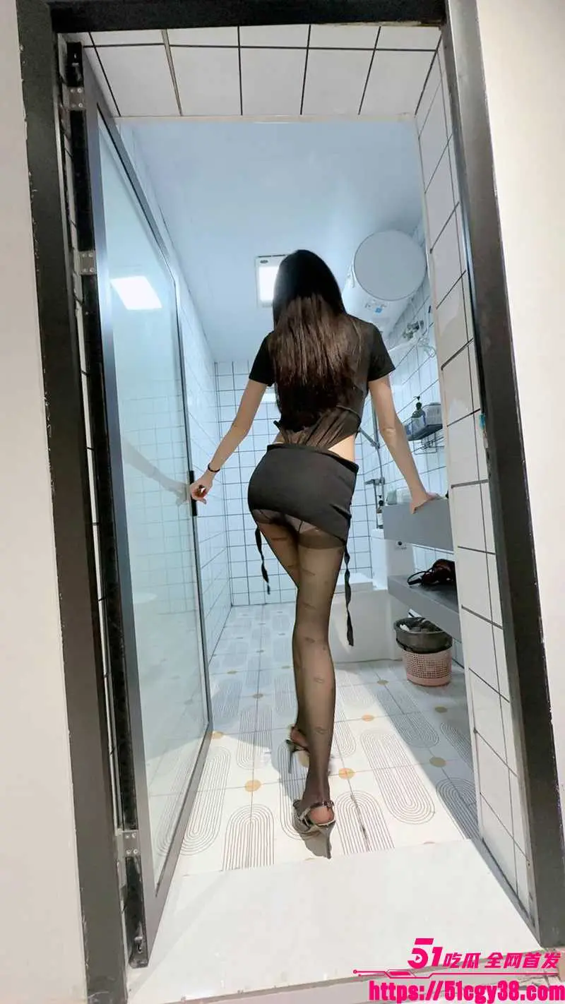 51原创小姨子的秘密 辣妹装的小姨子欲去慢摇吧跳舞 被姐夫拉在卫生间操到投降 淫水流在走廊上! 图4