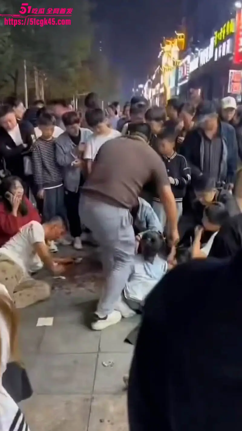 安徽淮北炸锅！女子怒怼邻桌抽烟 动手打人反被狂揍 电话召援兵群殴乱战 多人血溅当场！ 图5
