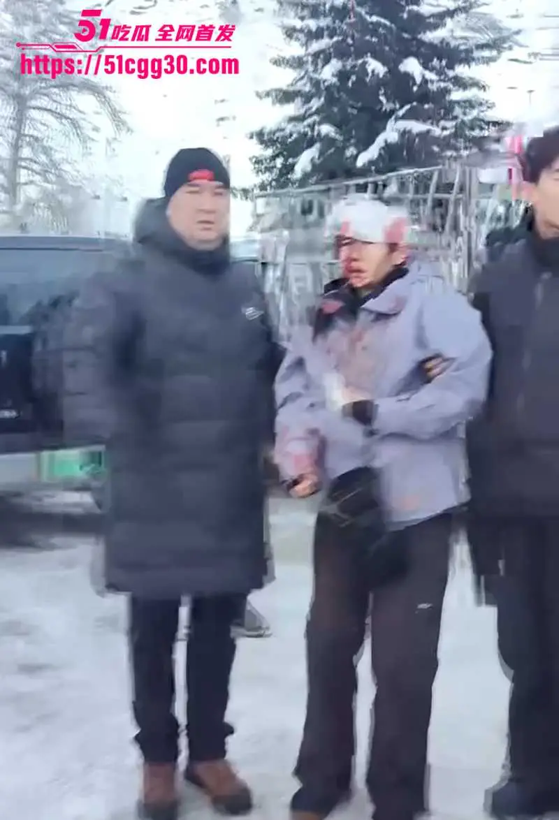 新疆可可托海 雪豹伤人现场视频流出 滑雪妹子瞬间被扑倒 头盔挡住致命一咬! 图4