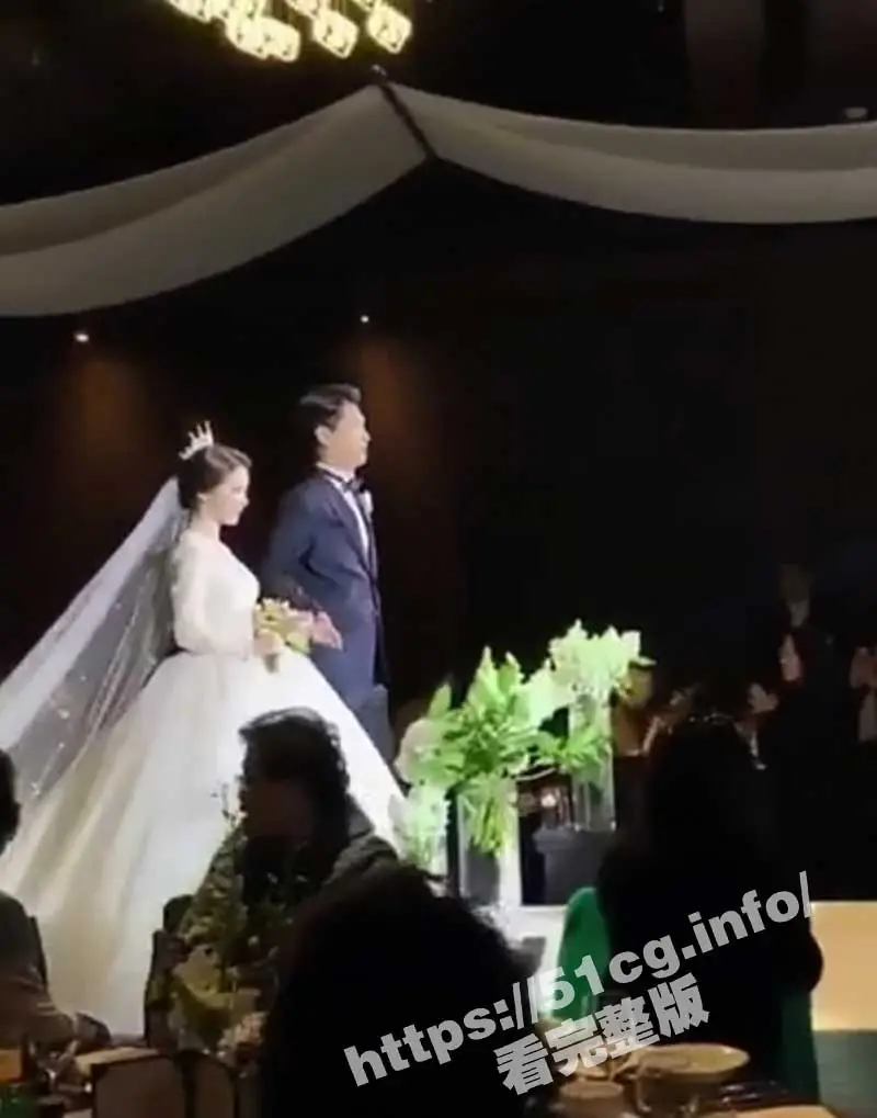 独家大瓜！极品颜值夫妇新婚之夜性爱视频泄漏！ 图1