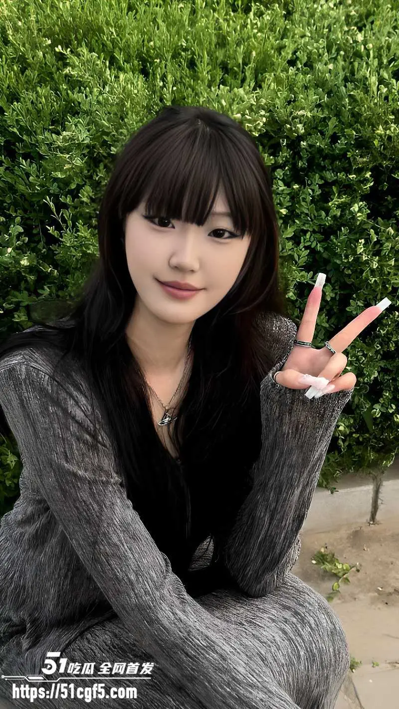 高冷气质学姐酒店性爱私拍 女上位狂骑紧裹肉棒 连续抽插榨精不停 图1