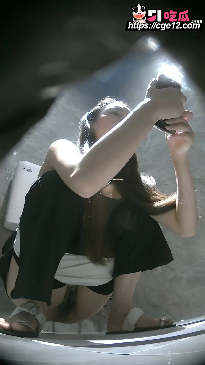 酒吧女厕全景偷拍 多位美女极品小黑鲍 脸穴同框激情放尿 人美逼嫩看点满满! 图4