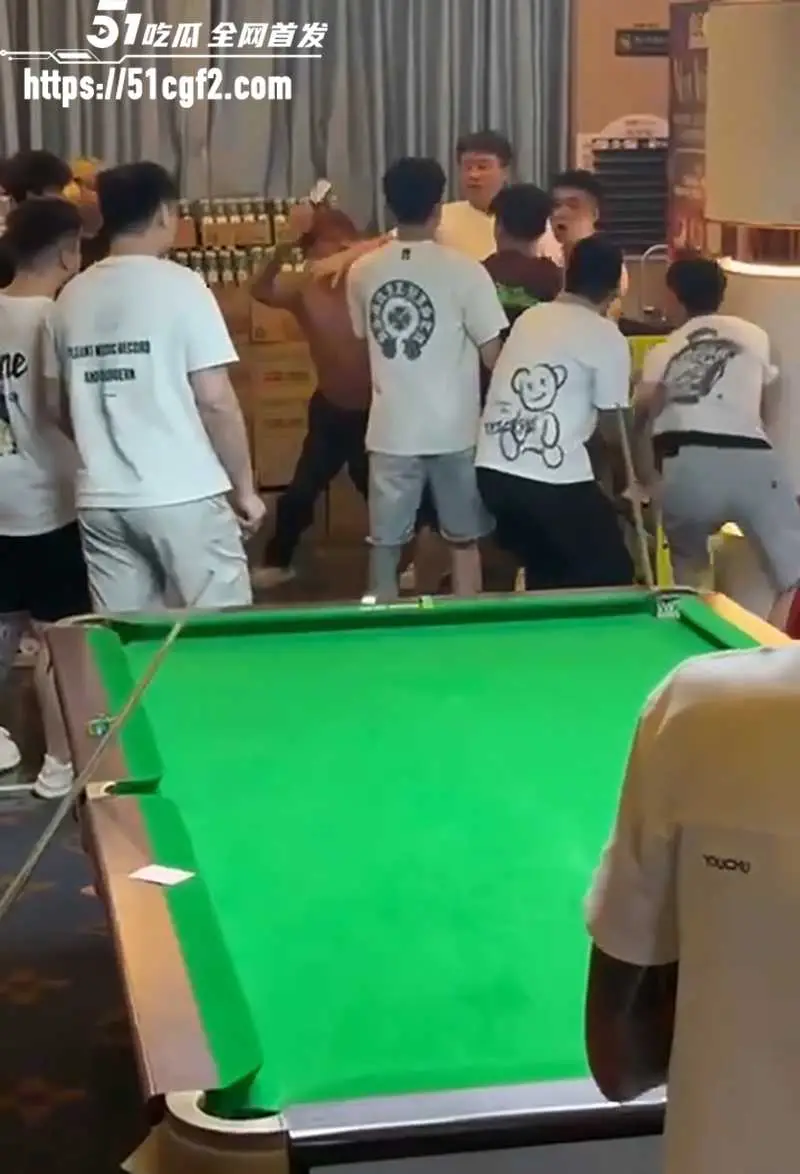 湖南永州道县 789台球室 上演大乱斗 精神小伙组团混战 持杆砸球互殴 招招要命! 图3