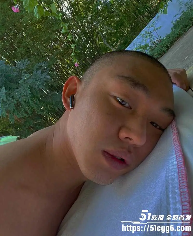 韩国影帝 刘亚仁 现身上海gay吧 现场与同性恋亲密互动 早期更被曝出因性侵被立案 远赴泰国约炮视频流出！ 图13