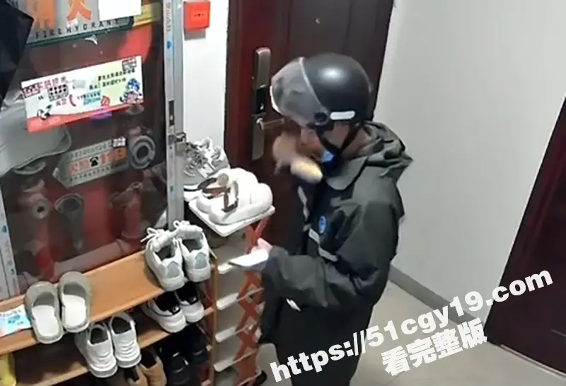 南通拆迁房小区 半夜惊现变态男 蹲守民宅狂舔女户主高跟鞋 五分钟监控视频流出! 图5