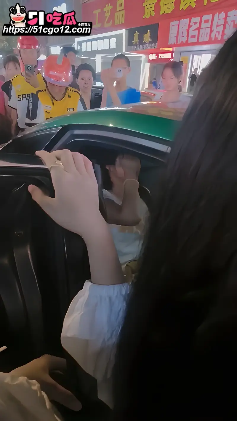 烟台莱阳原配街头抓小三 三姐吓得躲车里哭成泪人 群众怼脸围 真是看热闹不嫌事大! 图7