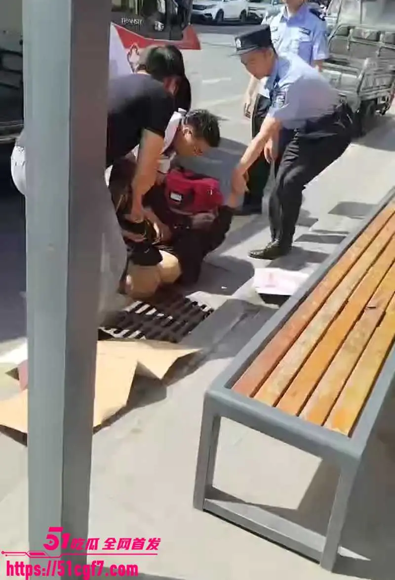 陕西汉阴县臭名昭著了 老太被当街强奸 瘫倒赤裸无人问津 拿纸壳遮羞惨不忍睹 图3