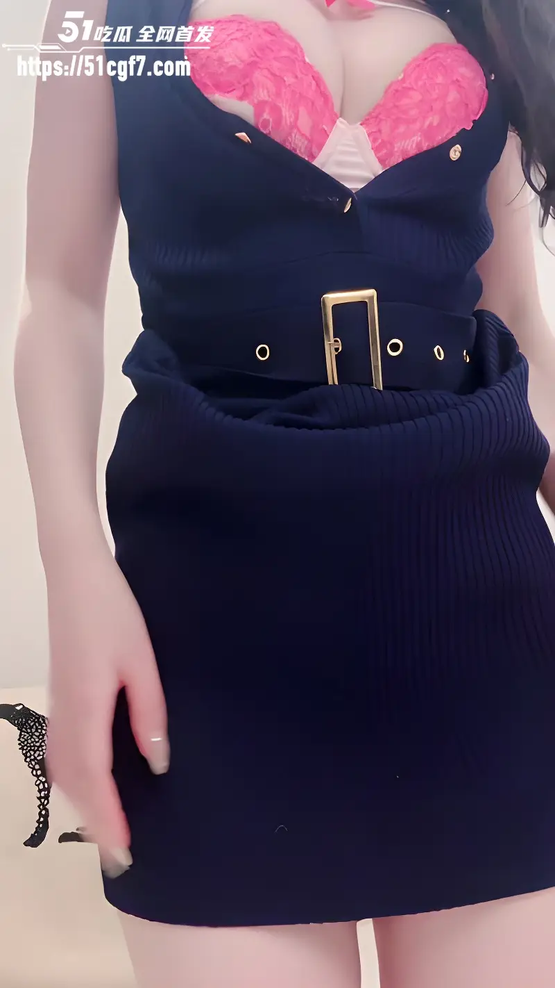 ASMR博主 乔安 福利作品 脚踩水晶鞋美足诱惑 撩人酥胸搭配淫声魅力四射! 图2