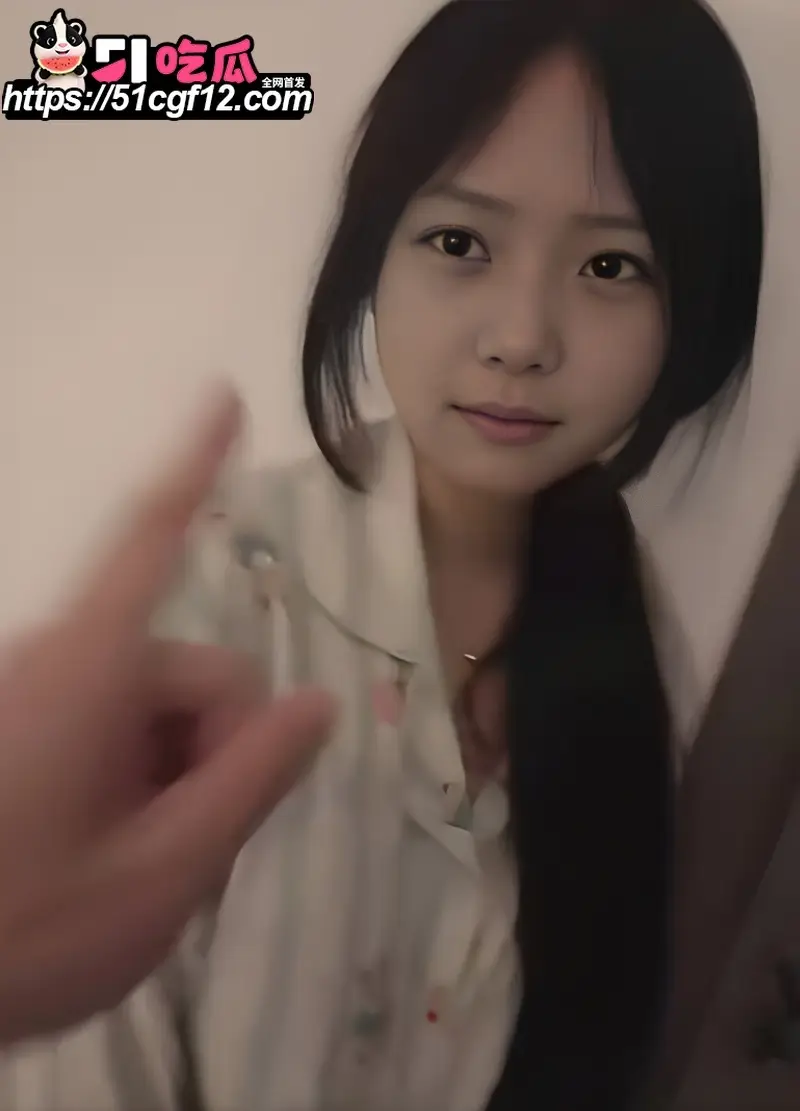 清纯可爱邻家妹妹 下海直播大秀 被精神小伙抠逼调教 连哄带骗玩成骚狗 图2