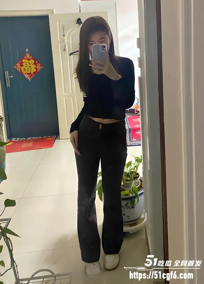 长沙清纯反差婊 董丽丽 被炮友无套猛插 穿黑丝迎合后入 浪叫销魂又淫荡! 图1