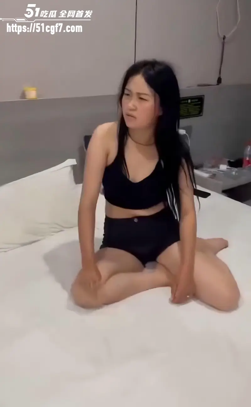 酒店抓奸现场太抽象 硬核奸夫穿红内裤还硬刚 大哥啤酒肚都绷不住了 图1