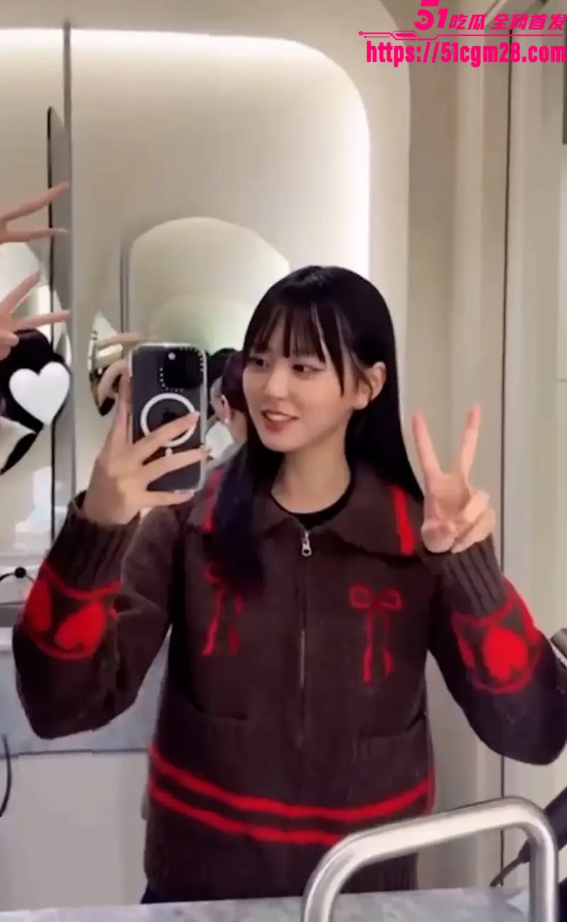 外网绝美小网红 知性仙女姐姐 被男友种满草莓掐脖猛操 一字马骚穴狂插到颤! 图2