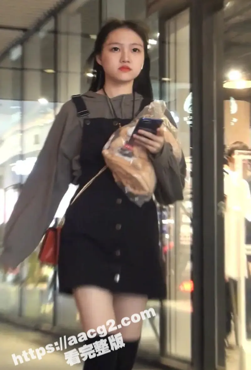 商场街拍 大神抄底尾随跟拍多位高颜值美少妇 白嫩美腿 让人大饱眼福! 图6