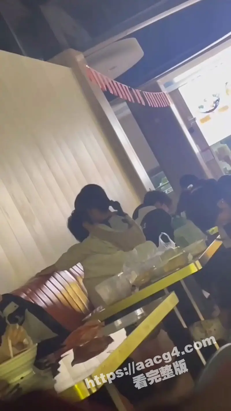 小情侣胆大妄在餐厅公开调情当众做爱 摸鸡巴摸奶子上演激情大片 众人也是你们play的一环吗 图3