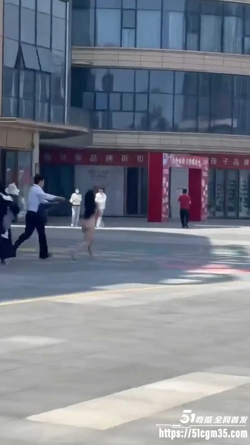 安徽阜阳太和万达女子裸奔事件 巨乳女子光身逛街 路人狂拍全网刷屏 图7