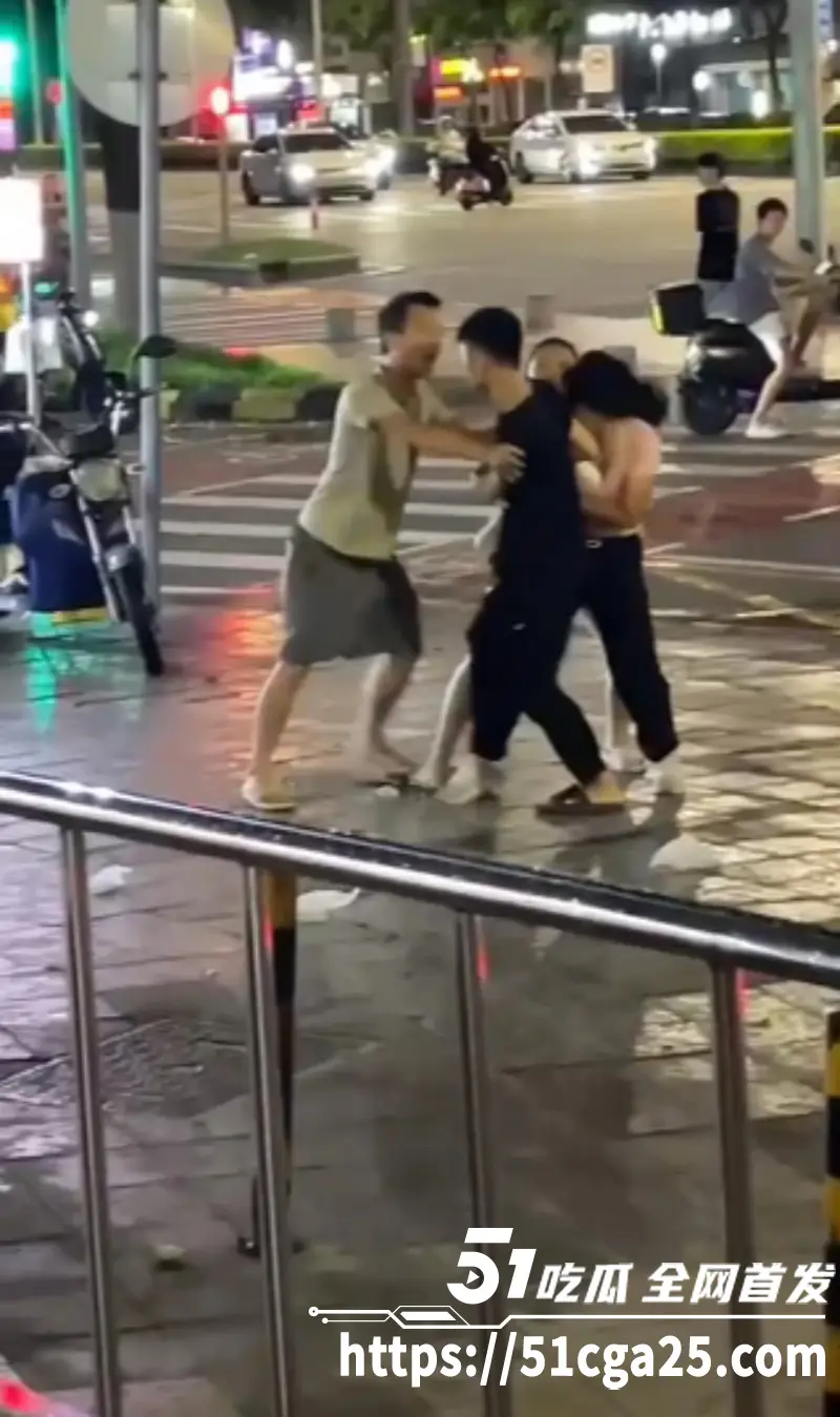 小吃商贩因抢生意起争执 街头上演2V2男女混战 锁喉抱摔飞踢 动作娴熟堪比职业选手！ 图4