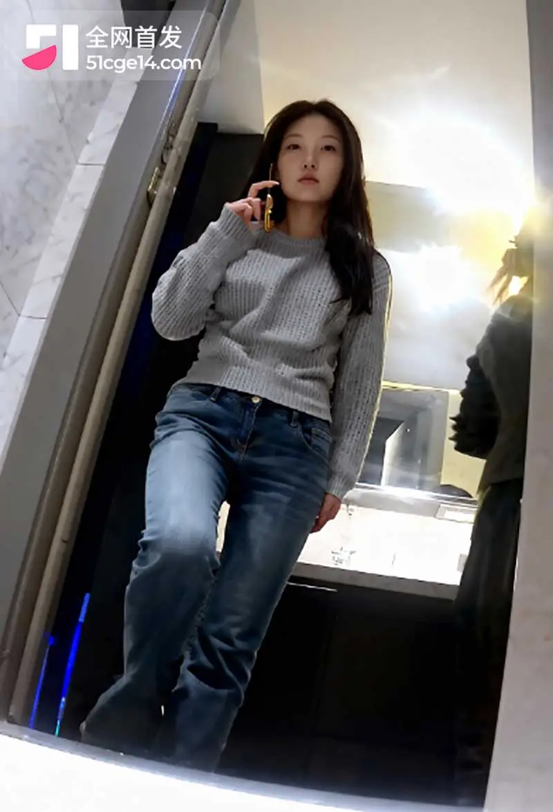 精品酒吧厕拍 后机位各种小妹肥臀 菊花收缩唇瓣张合 热尿冲击小穴 诱人想抱住狠操 图2