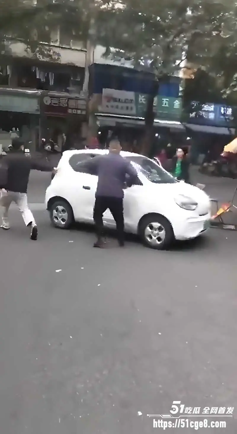 广西鑫宏东海蔬菜批发市场 男子与人发生冲突猛挥砍刀 被多人追赶围堵场面失控! 图3