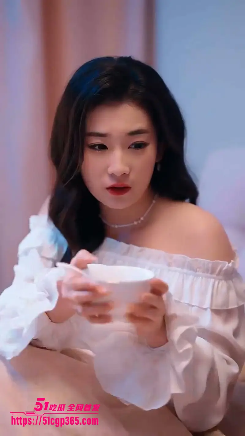 擦边短剧《步步沦陷》父母查岗他拉来院长夫人当挡箭牌 没想到却假戏真做! 图5