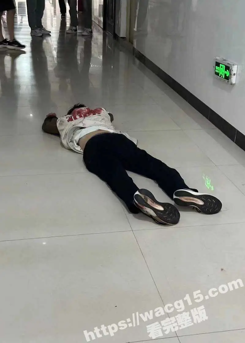 河南鹤壁技师学院校园暴力事件曝光！学生持板凳猛砸同学头部，血流满地！校方回应正在调查，教育局电话无人接听！ 图1