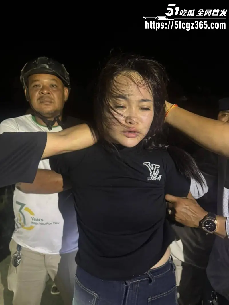 柬埔寨劫法场现场视频!黑衣大嫂一人一枪为爱冲锋 单枪匹马勇闯法场救男人 情深意重轰动全网! 图5