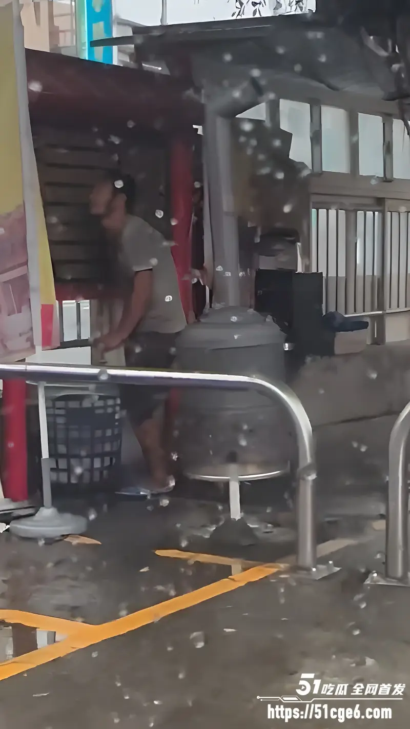 台湾桃园 流浪汉路边打飞机 闭眼享受彻底忘我 身边毫无参照物这性欲得有多强? 图5