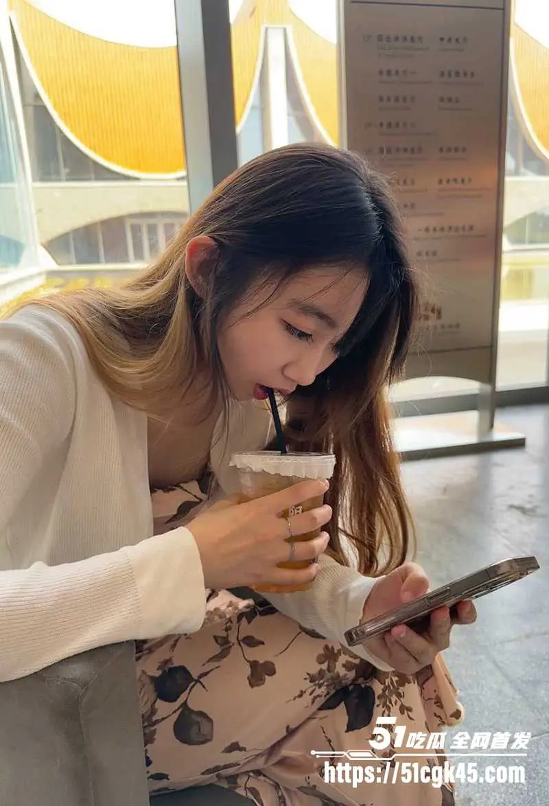 广东清纯少女 王铭怡 不雅视频流出 和男友激情啪啪 对肉棒爱不释手 脸穴同框被无套爆操 骚表情超销魂！ 图1