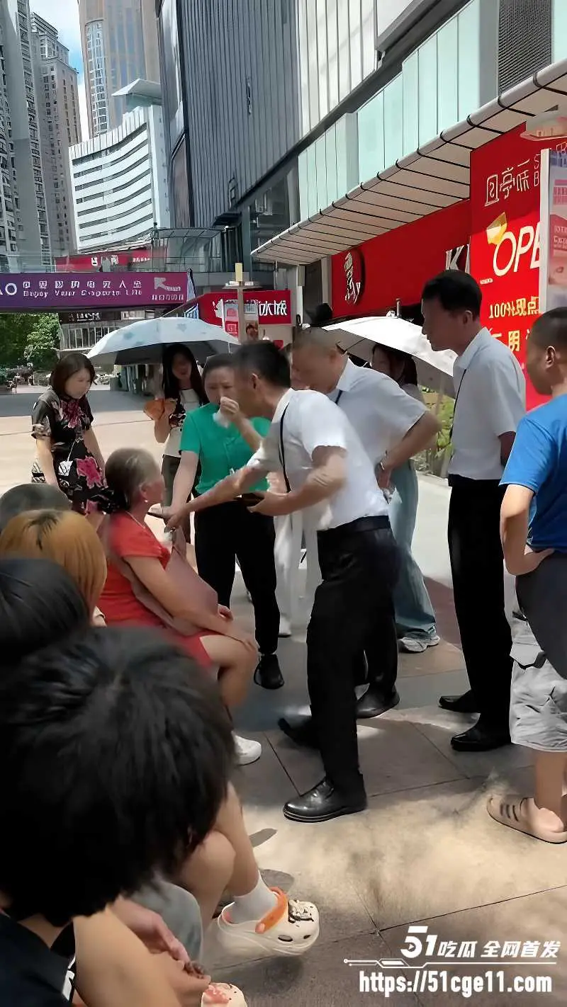 重庆南坪商圈老太太盗窃被当场逮住 究竟是坏人变老了还是老人变坏了? 图4