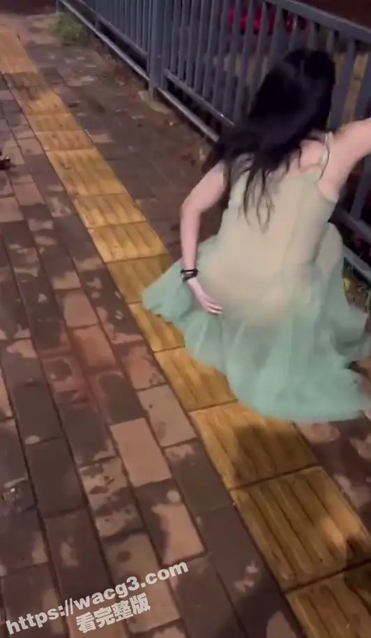 快手女主播PK接受惩罚 被口罩男用皮带疯狂抽打屁股 女主播高潮连连 这感觉太爽了 图4