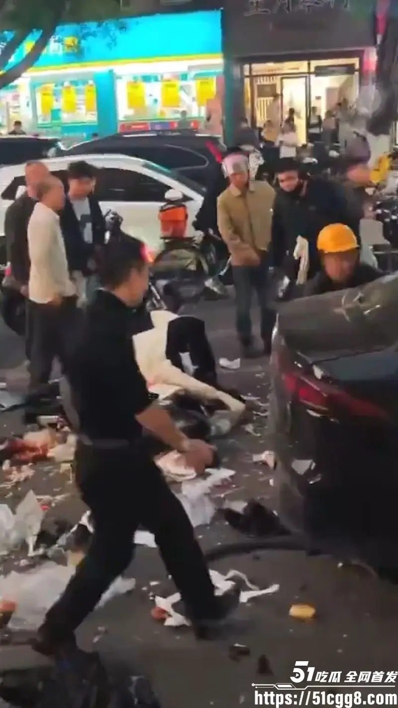 广州花都惊魂车祸!灰色零跑狂飙冲人行道 撞飞多名路人现场血肉模糊4人重伤 视频与监控画面流出! 图6