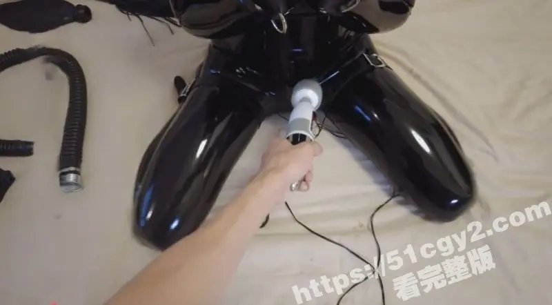 SM猎奇大赏 乳胶拘束装箱play 带着震动棒缩卷在狭小的行李箱里挣扎 简直就是调教天花板! 图3