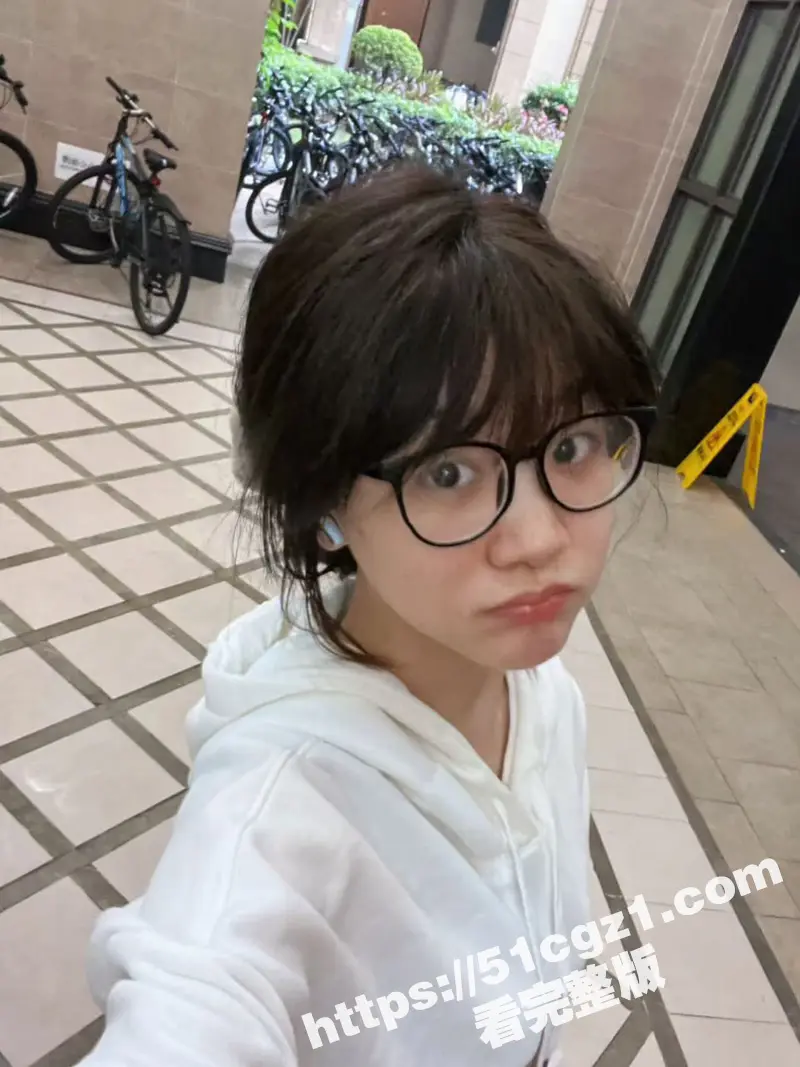 邻里偷情实录 麻将桌上认识的少妇 倒挂金钩69互口 强行无套内射骚穴 图1