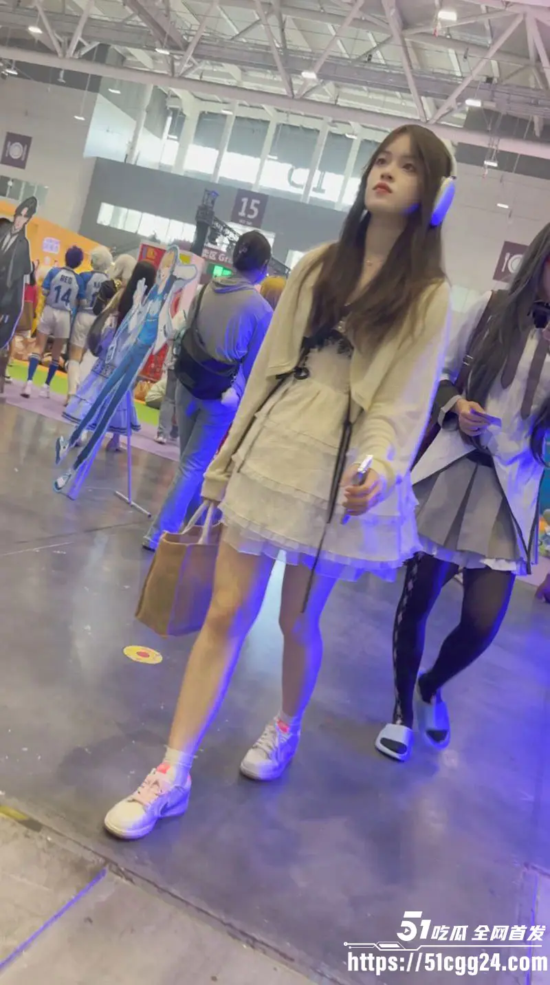 漫展偷拍甜美学生妹 修长玉腿迈步轻移 无内短裙下嫩穴若隐若现 春光外泄欲火焚身! 图1