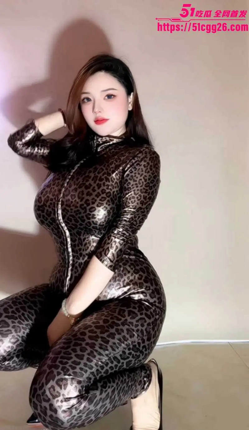 快手27万粉爆乳御姐 36G大馒头 自慰私拍流出 粗长假牛猛震花蒂 撅臀展示淫语销魂! 图2