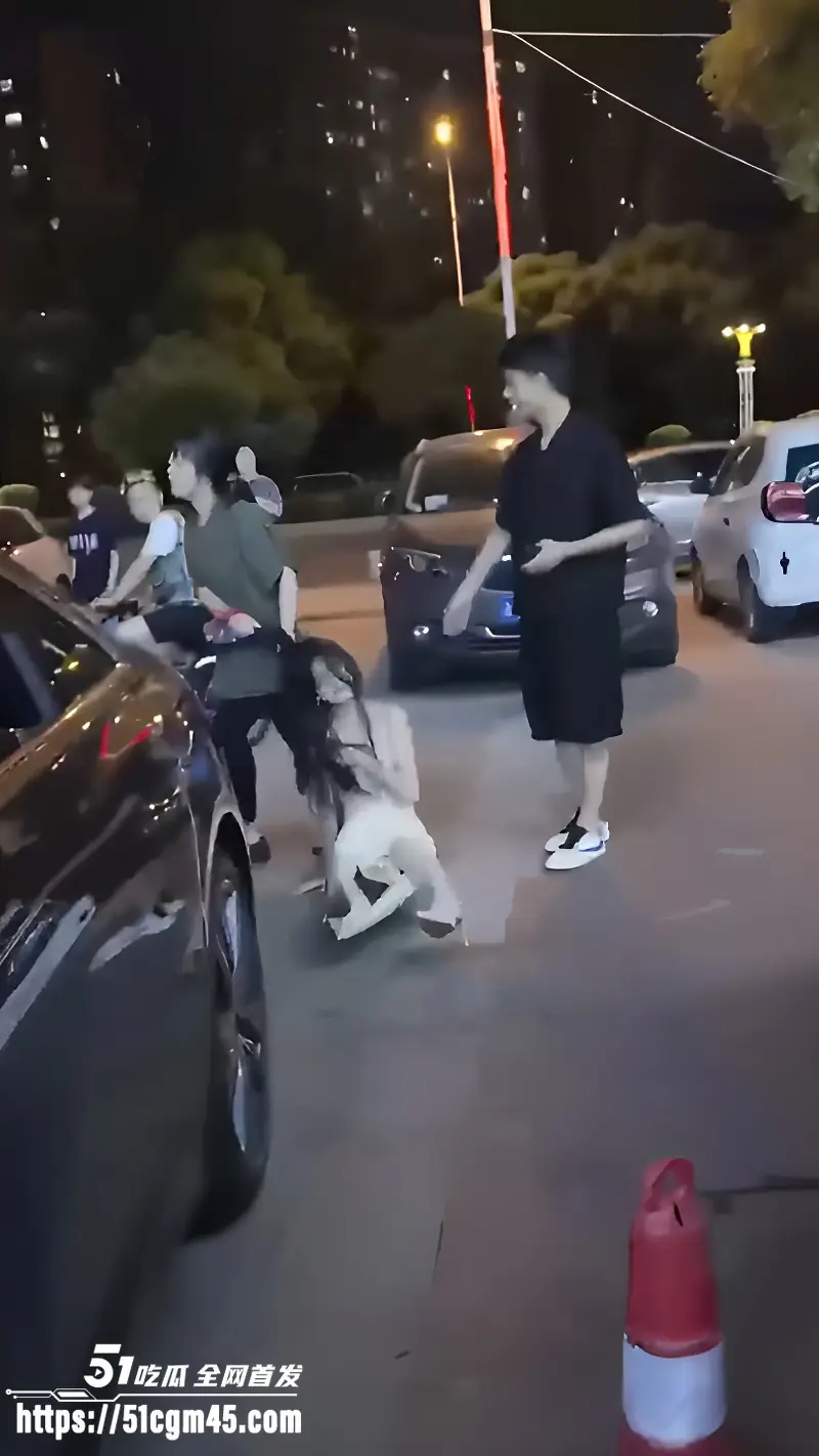 湖南邵阳 深夜上演捉奸大戏 彪悍原配街头狂拽小三头发 拖地拉扯彻底失控！ 图5