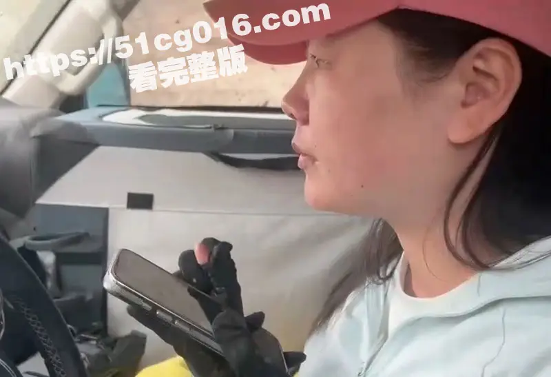 坦克300女车主在219国道故意溅摩托车一身泥!被截停后拒绝下车 还委屈哭着寻求民警的保护! 图2