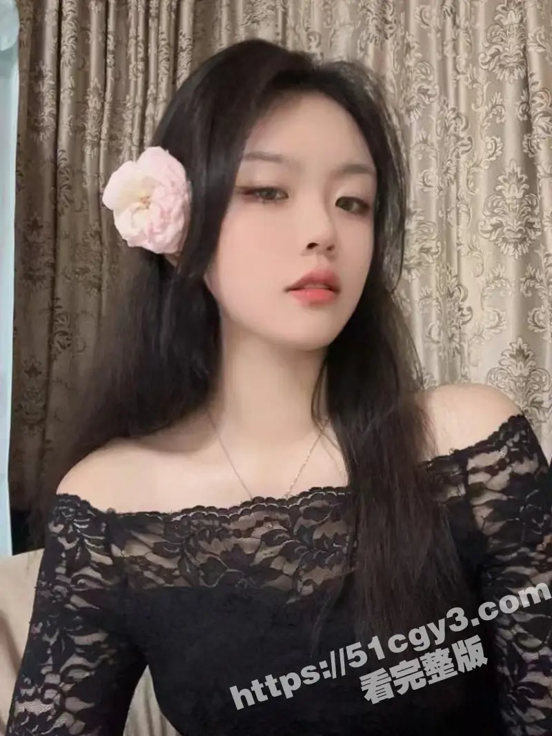海角乱伦大神 和小嫂子的春天 小嫂子的丝袜是我撕烂的 楼道里是我干的 到家撅屁股也是我囊的! 图1