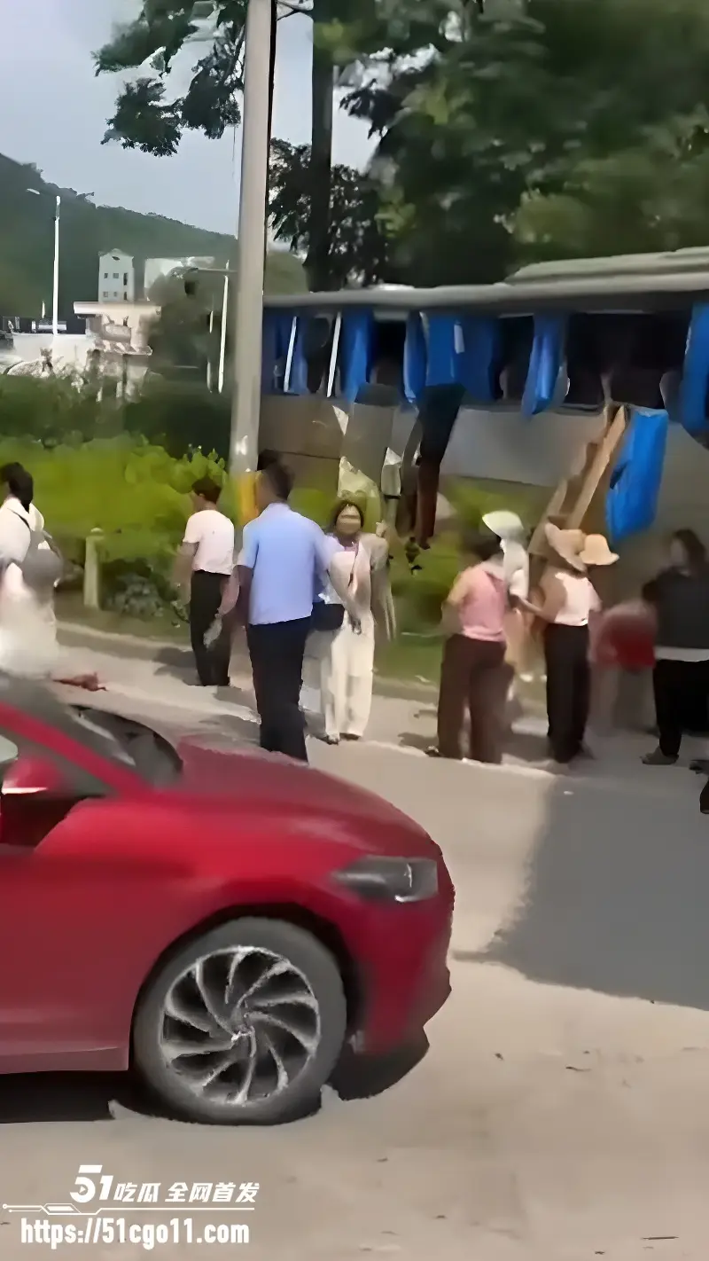 广东潮州 溪口路段重大交通事故 大货车硬刚旅游大巴 事故造成6人死21伤! 图6