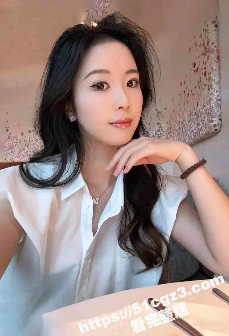 海角父女乱伦 禽兽父亲肉棒勃起后 爆操穿着白丝的极品身材女儿 害怕女儿怀孕 最后射到美胸上 图1